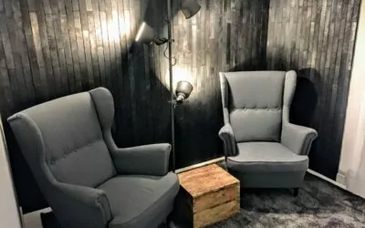 Musta olohuoneen seinä